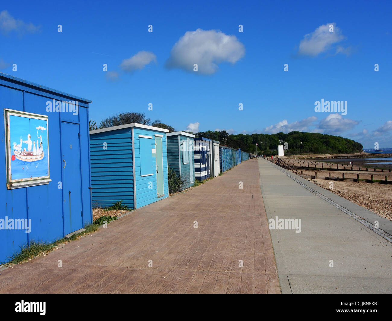 Strandhütten entlang der Deck und der Promenade am Strand von St Helens auf der Isle Of Wight, England Stockfoto