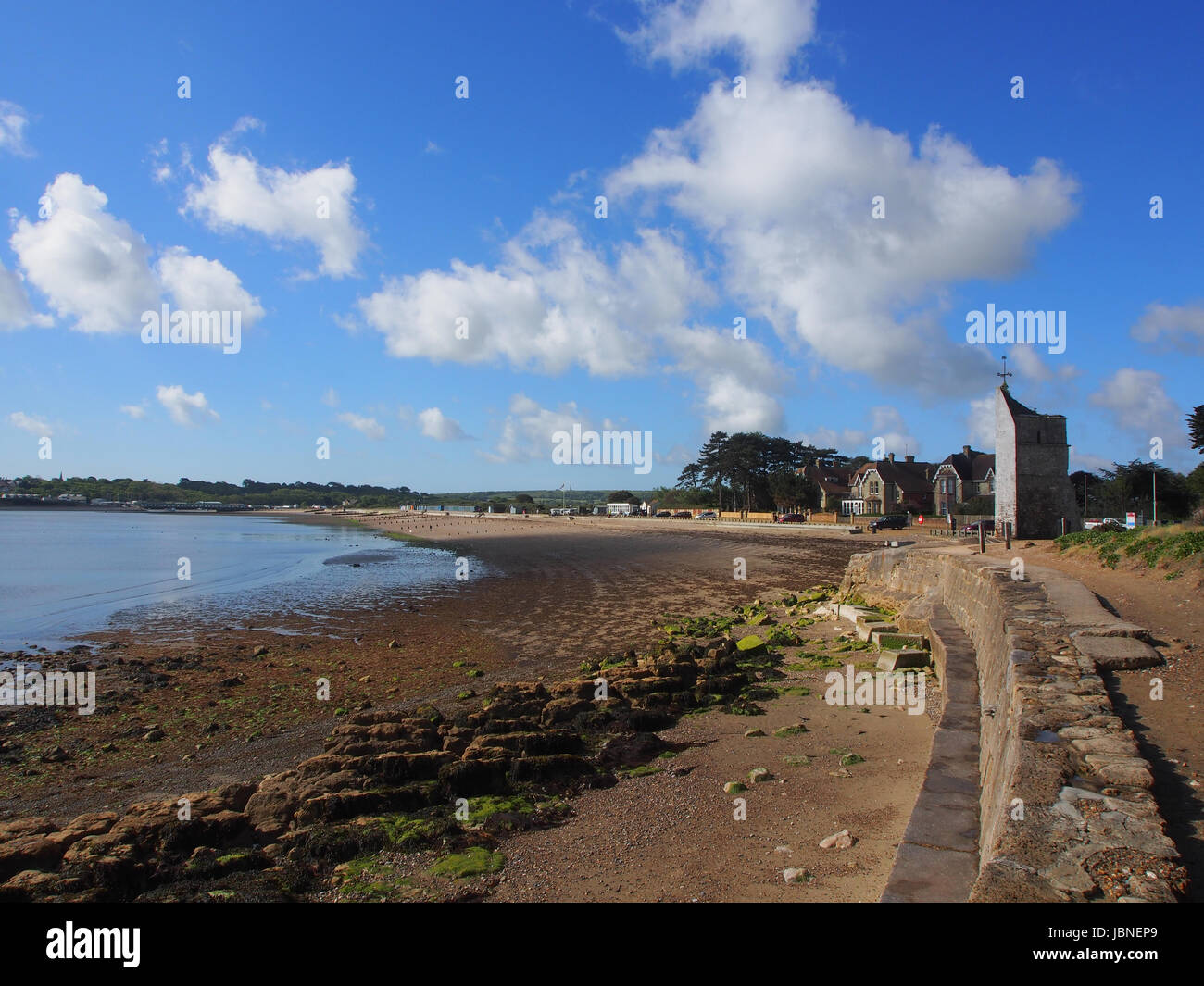 St Helens direkt am Meer mit dem Priorat Tower Isle Of Wight, England Stockfoto