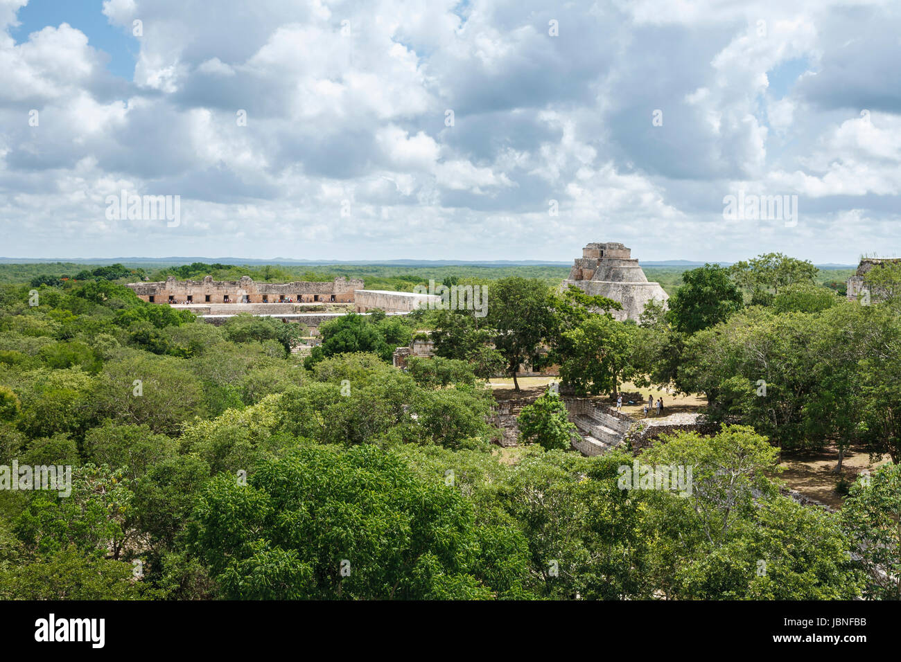 Pyramide des Zauberers und Ruinen von Uxmal, einem alten mittelamerikanischen Maya Stadt archäologische Stätte in vordringenden Dschungel in der Nähe von Merida, Yucatan, Mexiko Stockfoto