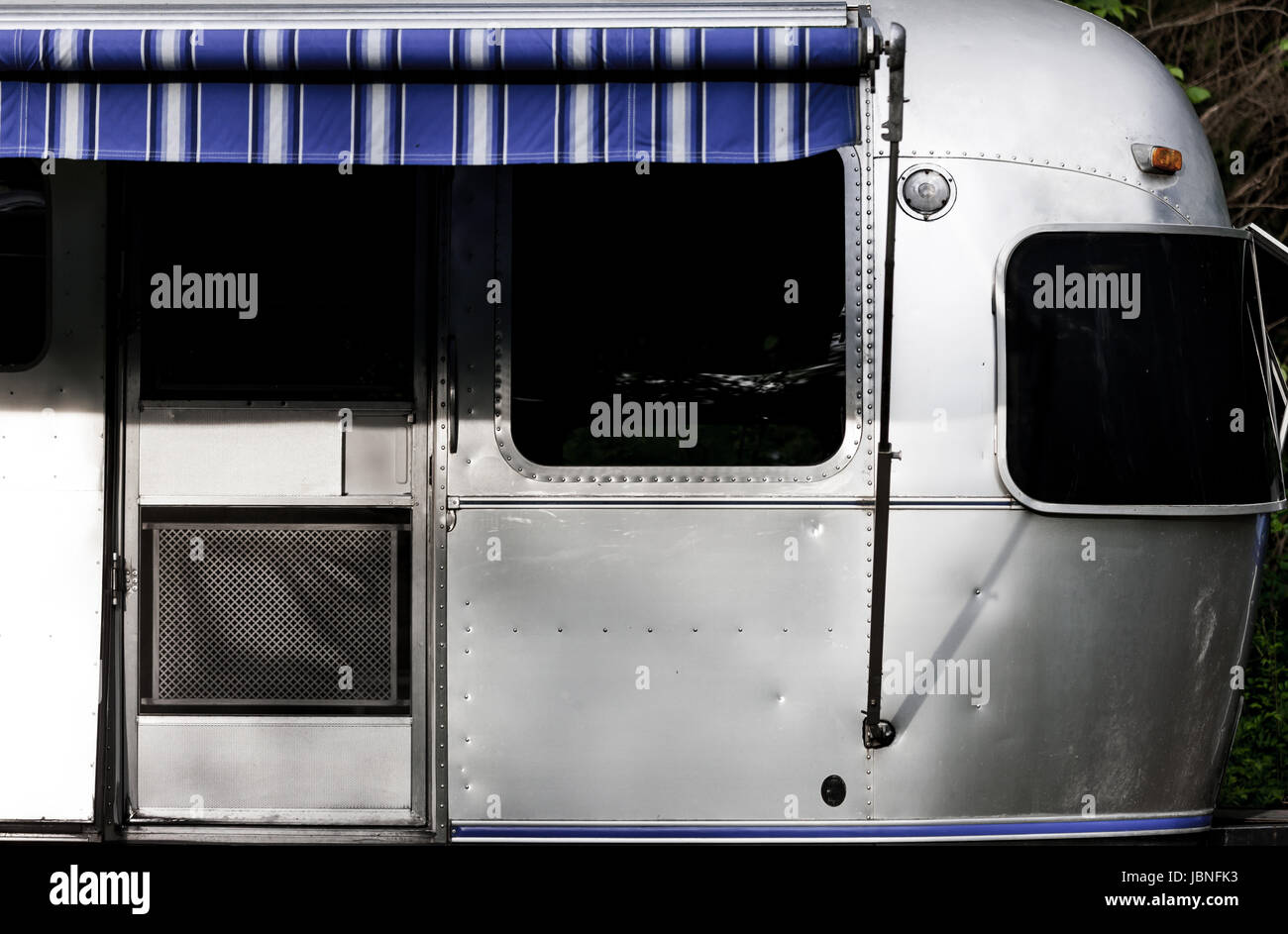 Die legendäre amerikanische gemacht Airstream Wohnwagen auf einem Campingplatz in Südwest-Ontario Kanada sitzt. Airstream wurde in den späten 1920er Jahren gegründet. Stockfoto