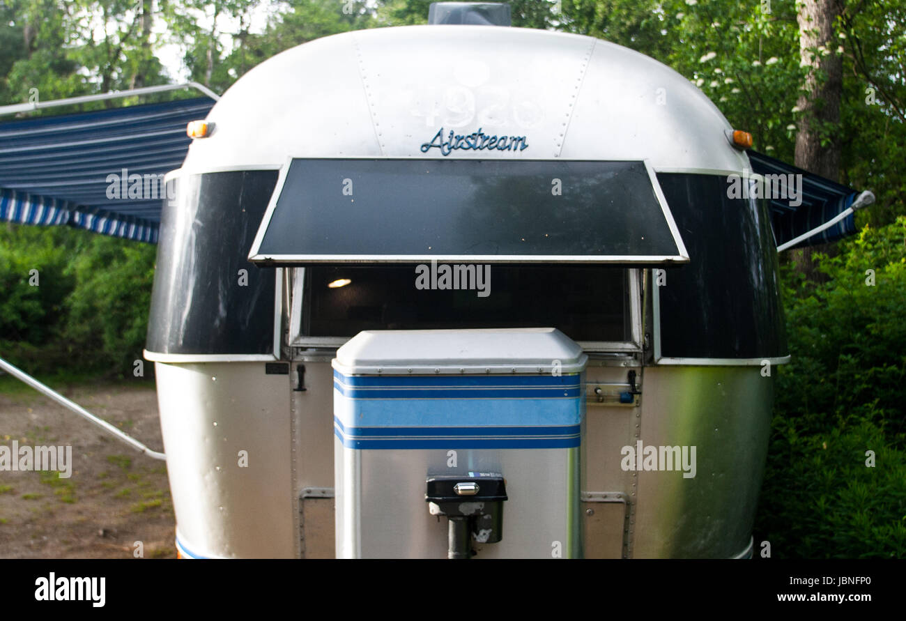 Die legendäre amerikanische gemacht Airstream Wohnwagen auf einem Campingplatz in Südwest-Ontario Kanada sitzt. Airstream wurde in den späten 1920er Jahren gegründet. Stockfoto