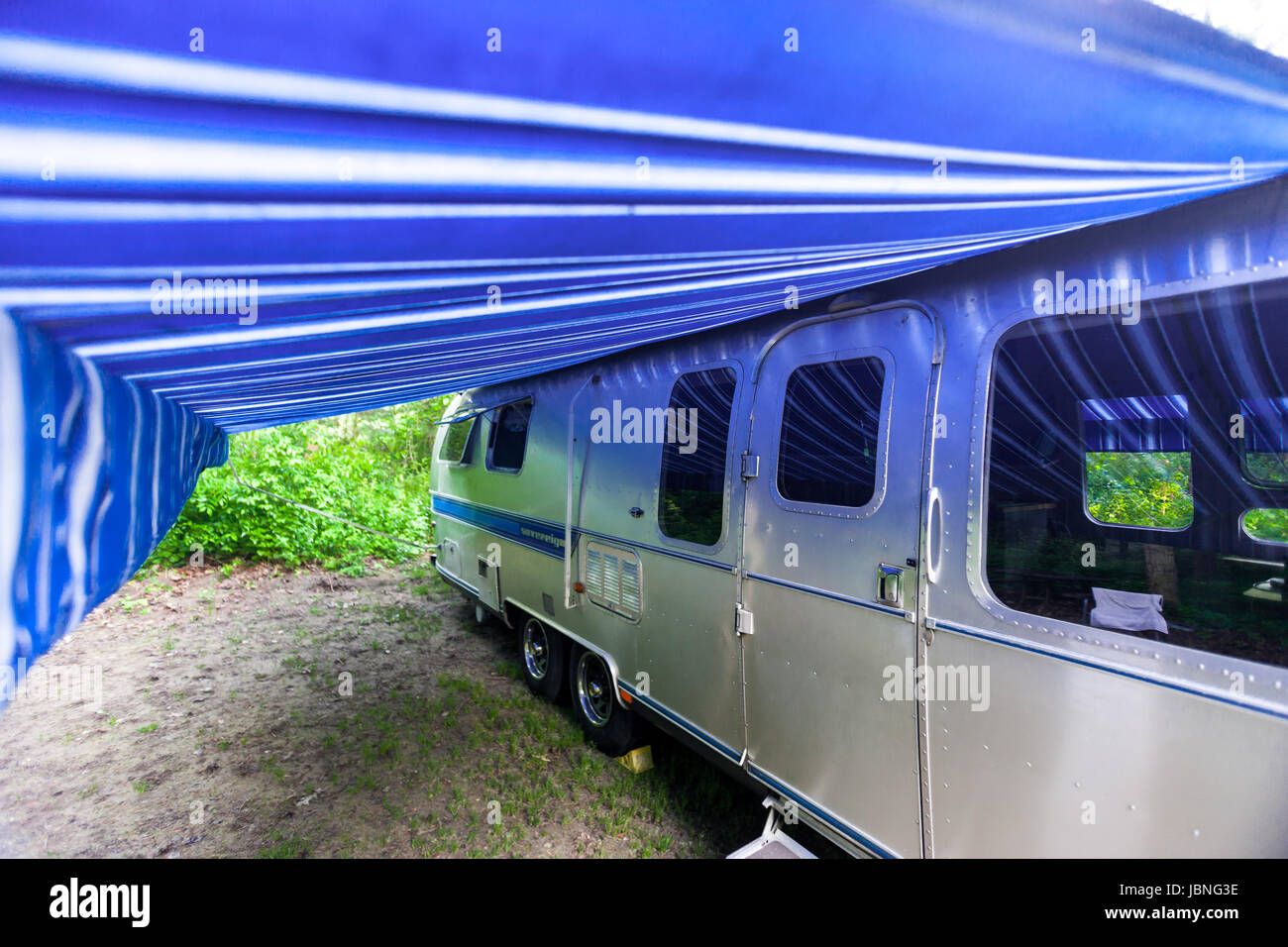 Die legendäre amerikanische gemacht Airstream Wohnwagen auf einem Campingplatz in Südwest-Ontario Kanada sitzt. Airstream wurde in den späten 1920er Jahren gegründet. Stockfoto