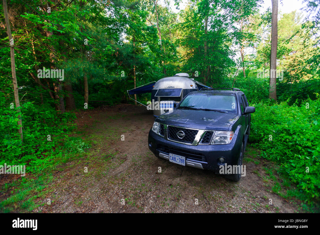 Die legendäre amerikanische gemacht Airstream Wohnwagen auf einem Campingplatz in Südwest-Ontario Kanada sitzt. Airstream wurde in den späten 1920er Jahren gegründet. Stockfoto