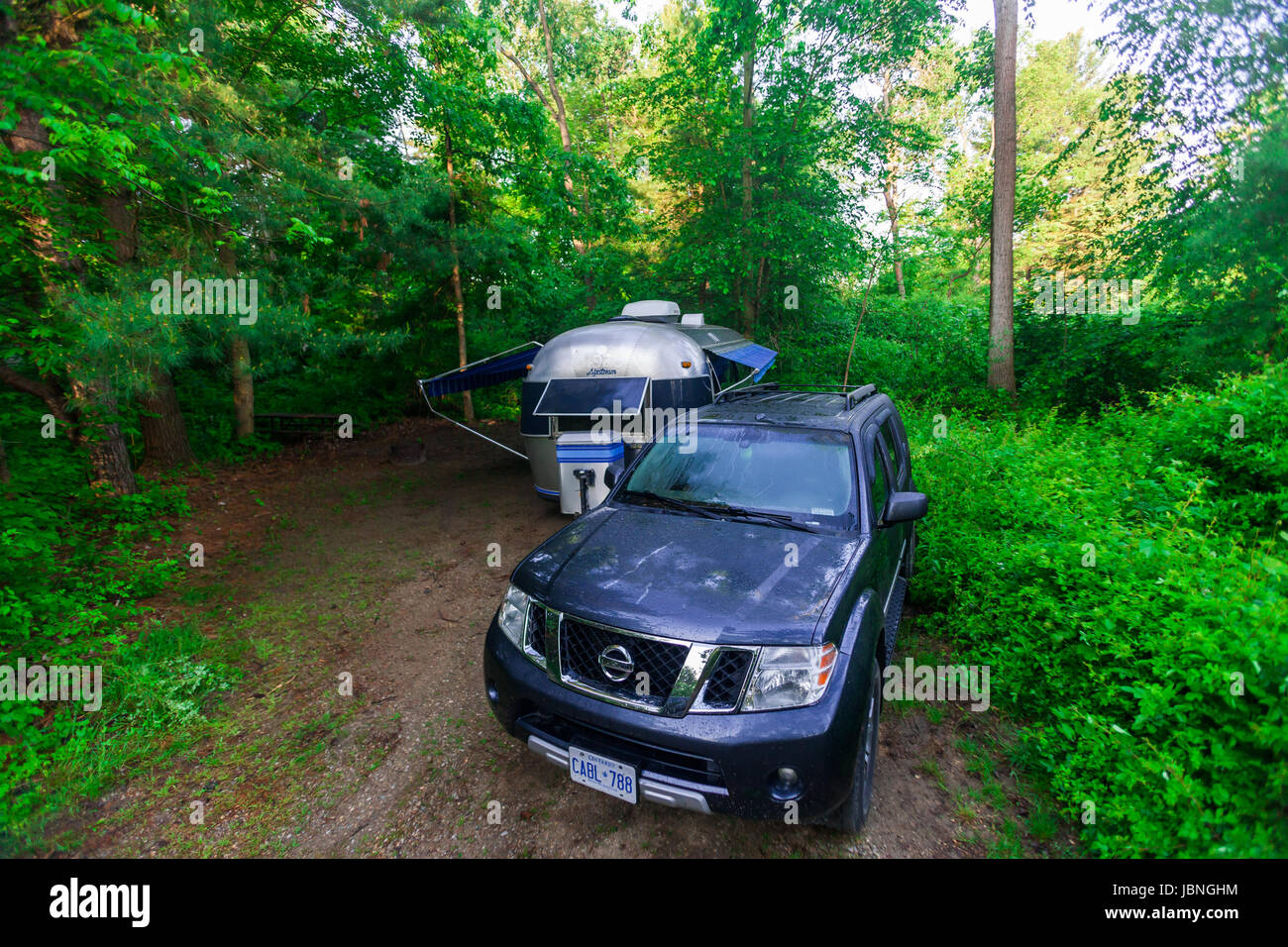 Die legendäre amerikanische gemacht Airstream Wohnwagen auf einem Campingplatz in Südwest-Ontario Kanada sitzt. Airstream wurde in den späten 1920er Jahren gegründet. Stockfoto