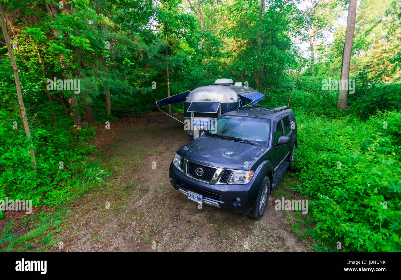 Die legendäre amerikanische gemacht Airstream Wohnwagen auf einem Campingplatz in Südwest-Ontario Kanada sitzt. Airstream wurde in den späten 1920er Jahren gegründet. Stockfoto