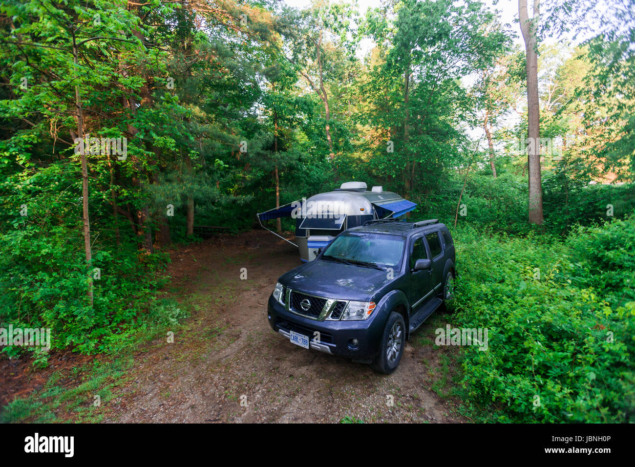 Die legendäre amerikanische gemacht Airstream Wohnwagen auf einem Campingplatz in Südwest-Ontario Kanada sitzt. Airstream wurde in den späten 1920er Jahren gegründet. Stockfoto