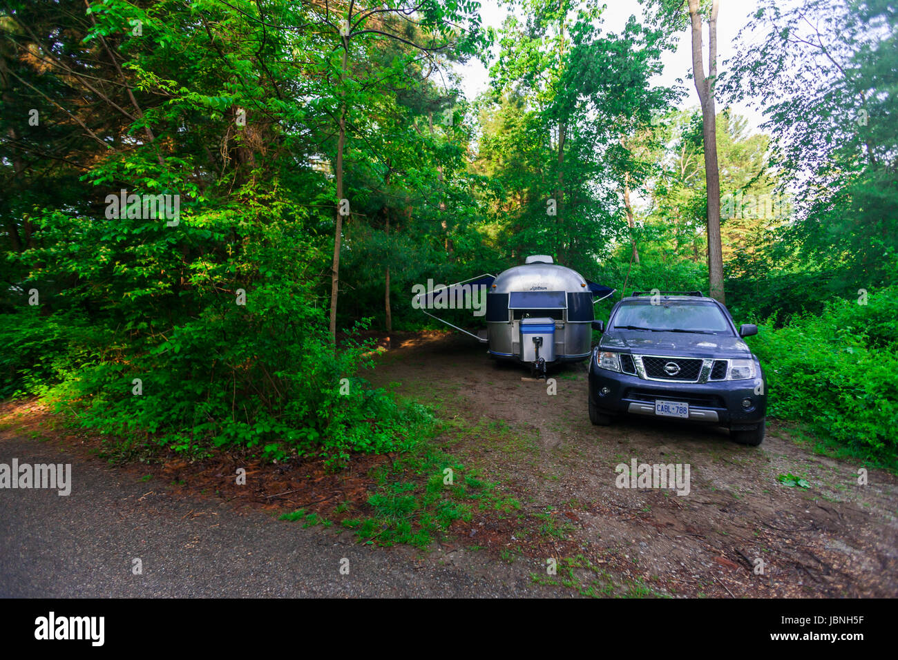 Die legendäre amerikanische gemacht Airstream Wohnwagen auf einem Campingplatz in Südwest-Ontario Kanada sitzt. Airstream wurde in den späten 1920er Jahren gegründet. Stockfoto
