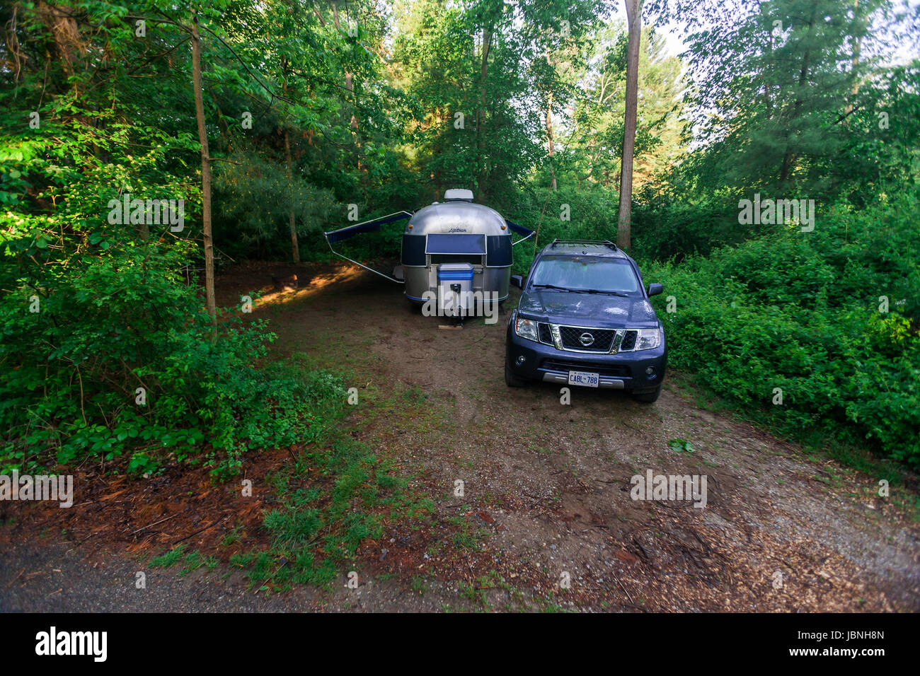 Die legendäre amerikanische gemacht Airstream Wohnwagen auf einem Campingplatz in Südwest-Ontario Kanada sitzt. Airstream wurde in den späten 1920er Jahren gegründet. Stockfoto