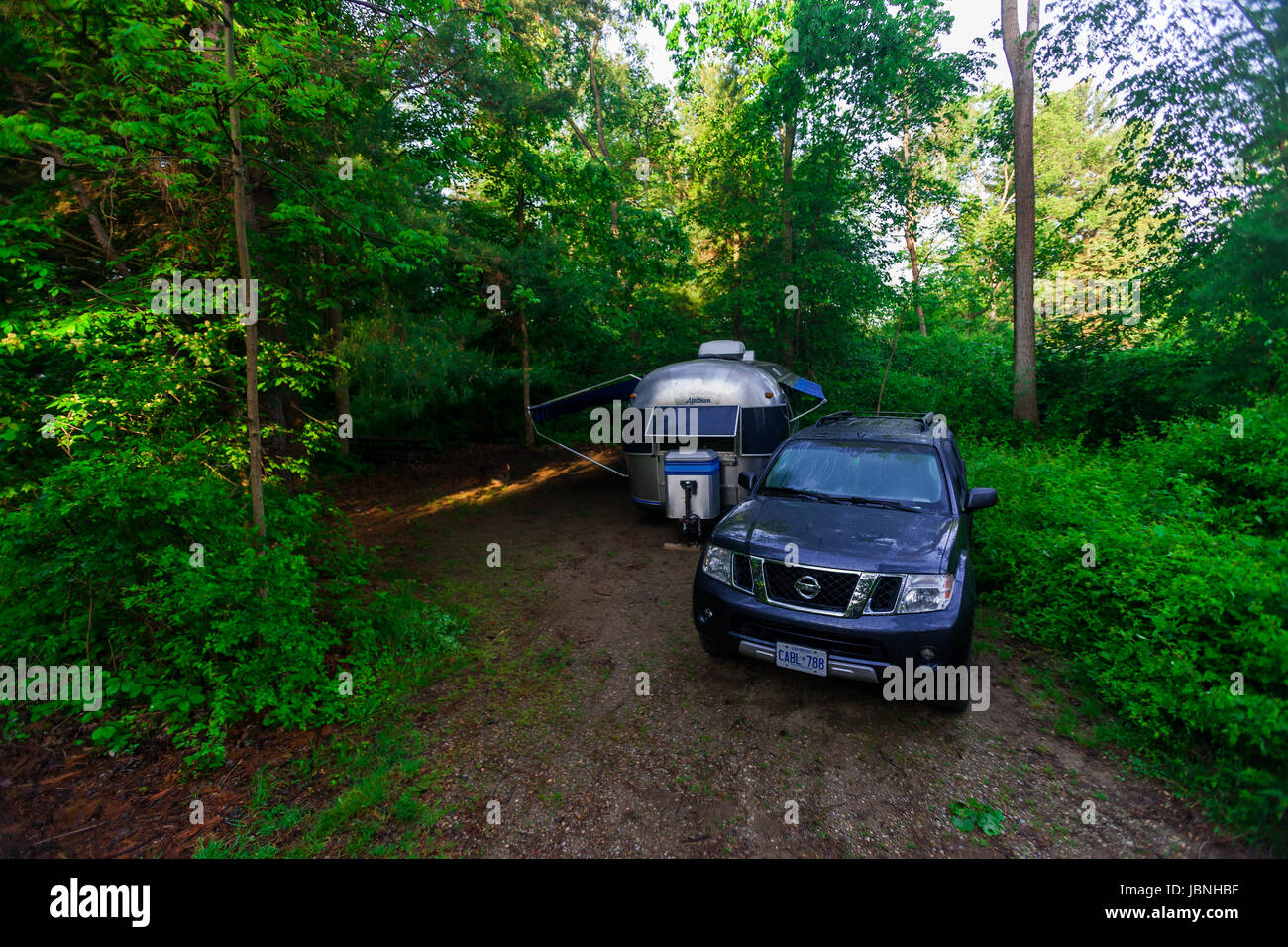 Die legendäre amerikanische gemacht Airstream Wohnwagen auf einem Campingplatz in Südwest-Ontario Kanada sitzt. Airstream wurde in den späten 1920er Jahren gegründet. Stockfoto