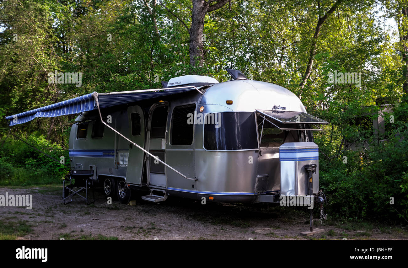 Die legendäre amerikanische gemacht Airstream Wohnwagen auf einem Campingplatz in Südwest-Ontario Kanada sitzt. Airstream wurde in den späten 1920er Jahren gegründet. Stockfoto