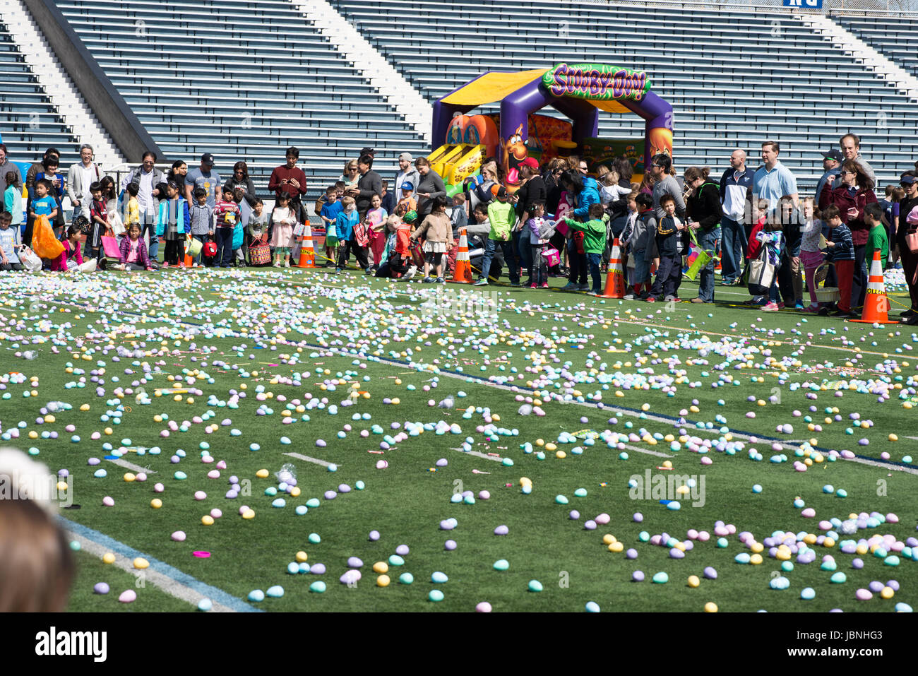 VILLANOVA, PA - APRIL 2: Gastgeber Radnor Township Ostereiersuche im Fußballstadion von Villanova University am 2. April 2017 Stockfoto