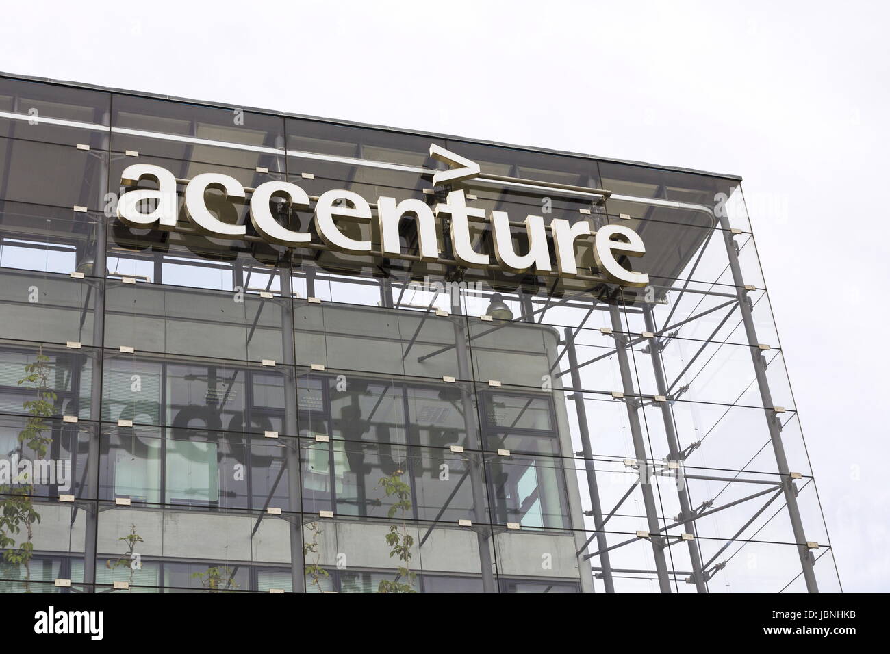 Prag, Tschechische Republik - 22.Mai: Accenture global Dienstleistungen Firmenlogo auf tschechischen Hochhaus am 22. Mai 2017 in Prag, Tschechische r Stockfoto
