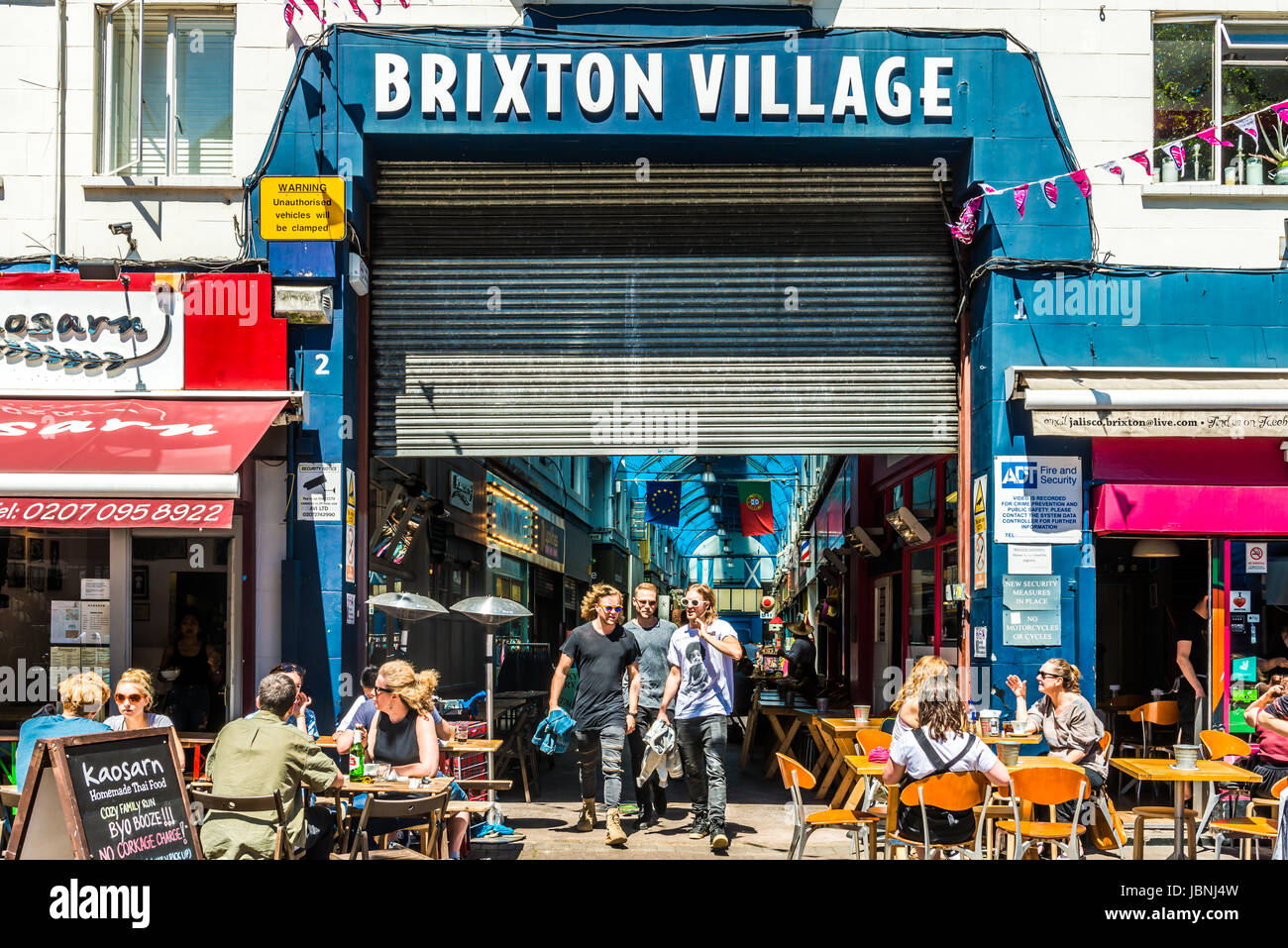 London, Vereinigtes Königreich - 10. Juni 2017: Brixton Market - bunte und multikulturelle Gemeinschaft ausführen von lokalen Händlern in Südlondon. Brixton Vil Stockfoto