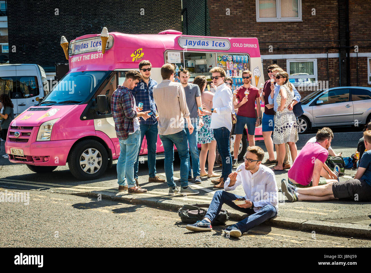 London, Vereinigtes Königreich - 10. Juni 2017: Maltby Straßenmarkt in Bermondsey. Große handwerkliche Straße Essensstände und Bars. Eiswagen und Menschen sittin Stockfoto