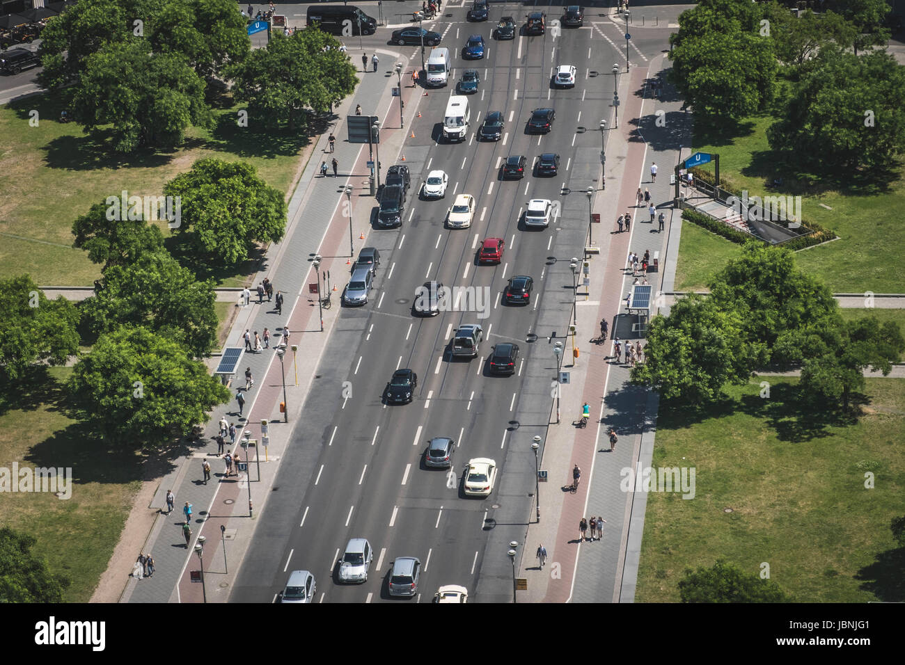 Berlin, Deutschland - 9. Juni 2017: Antenne an einer verkehrsreichen Straße und Gehweg mit Autos und Menschen am Potsdamer Platz in Berlin, Deutschland Stockfoto