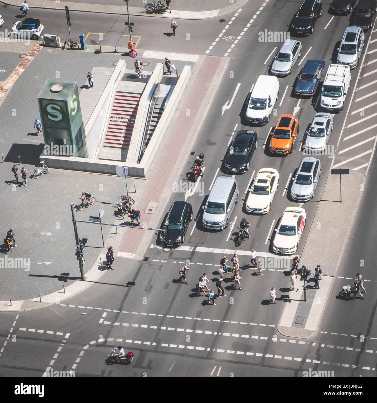 Berlin, Deutschland - 9. Juni 2017: Luftaufnahmen von einer Kreuzung / Straße Verkehr mit Autos und Menschen am Potsdamer Platz in Berlin, Deutschland Stockfoto