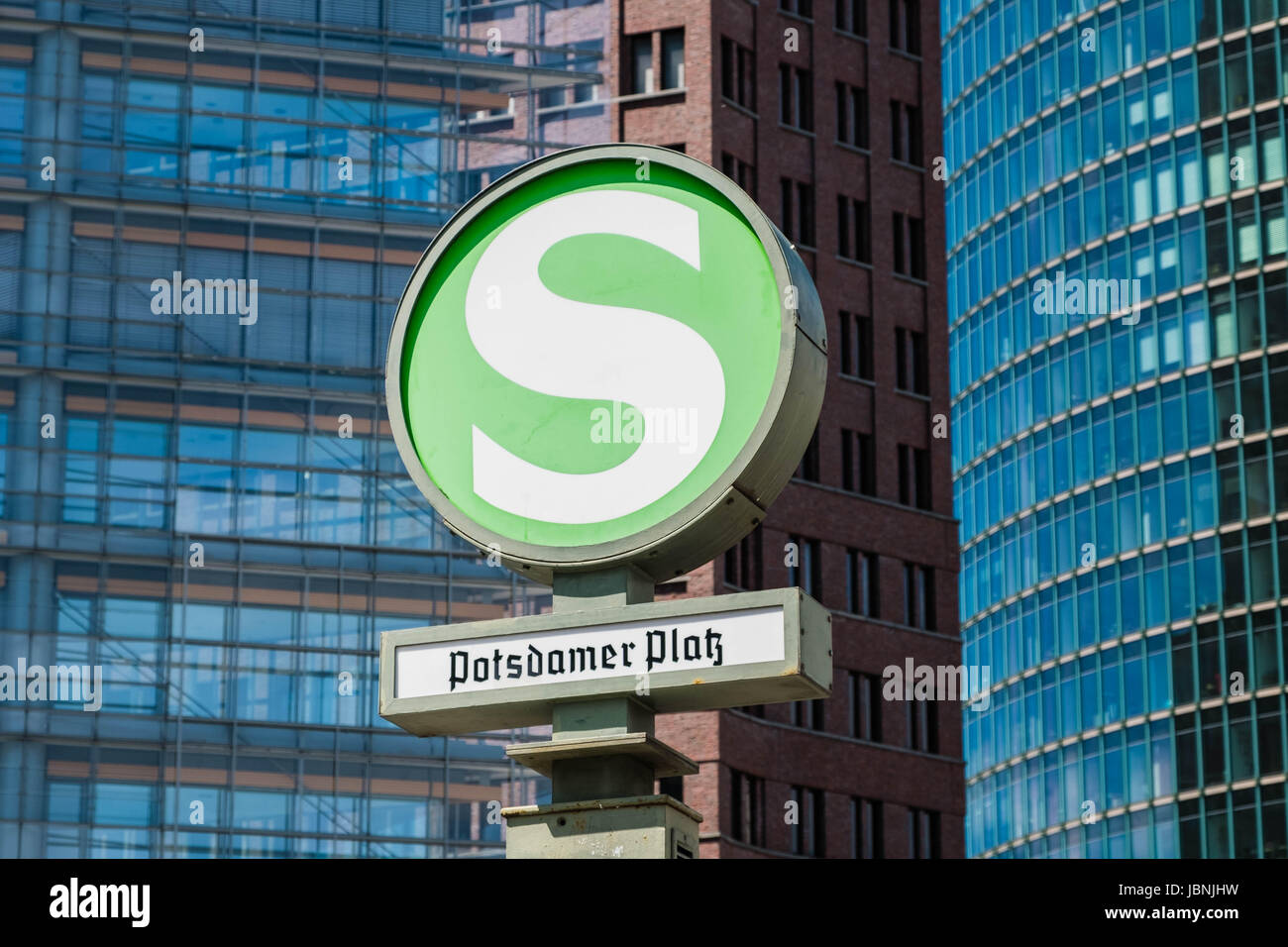 Berlin, Deutschland - 9. Juni 2017: The Undergrond u-Bahn / S-Bahn Bahnhof Zeichen / S-Bahn-Symbol für den Potsdamer Platz mit seinen berühmten drei Büro-b Stockfoto