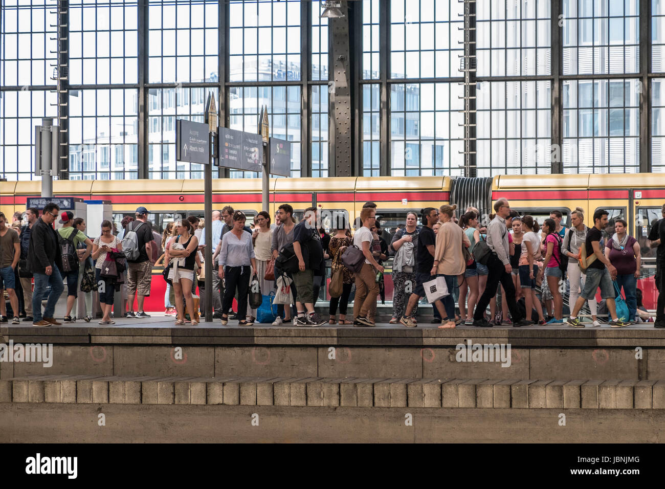 Berlin, Deutschland - 9. Juni 2017: Menschen auf der Plattform stehen und warten auf S-Bahn Bahnhof Berlin Friedrichstraße Stockfoto