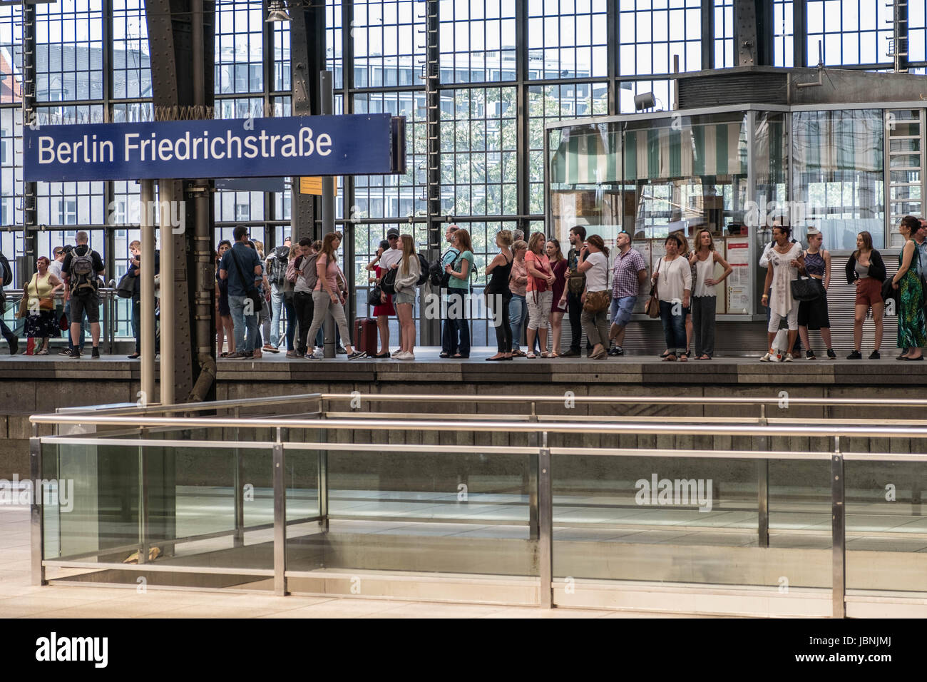 Berlin, Deutschland - 9. Juni 2017: Menschen auf der Plattform stehen und warten auf S-Bahn Bahnhof Berlin Friedrichstraße Stockfoto