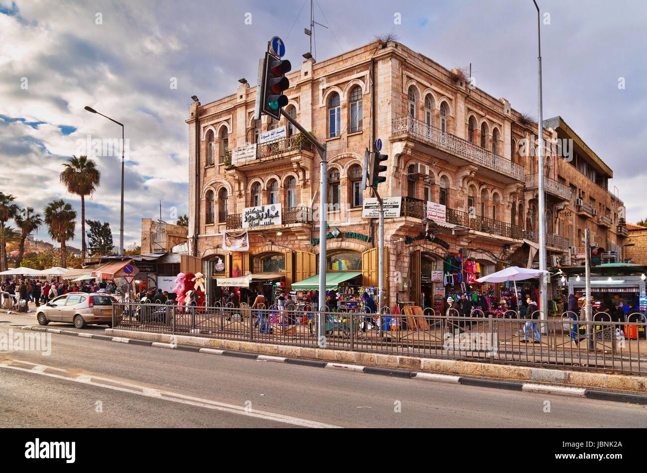 JERUSALEM, ISRAEL - 29. Dezember 2016: Altbau im muslimischen Viertel in Jerusalem gegenüber dem Damaskus-Tor in der Altstadt von Jerusalem. Stockfoto