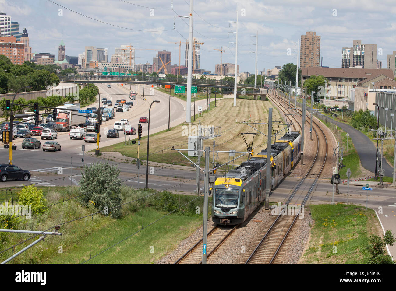 Blaue Linie Light Rail Train gegenübergestellt Hiawatha Durchgangsstraße von Martin Olav Sabo Brücke betrachtet. Minneapolis Minnesota MN USA Stockfoto