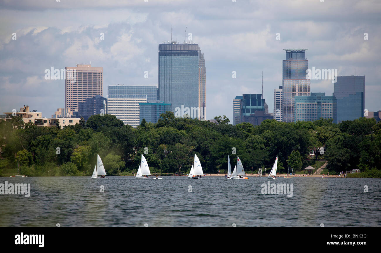 Segelregatta auf dem Lake BDE Maka Ska (war Lake Calhoun) mit der Skyline von Minneapolis im Hintergrund. Minneapolis Minnesota, USA Stockfoto