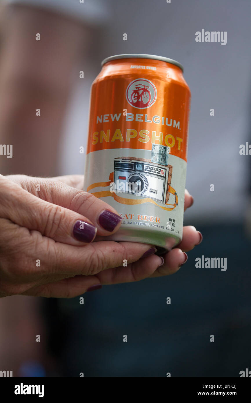 Frau hält einen interessanten kann Snapshot neue Belgien Bier mit einer Instamatic-Kamera. Clitherall Minnesota MN USA Stockfoto