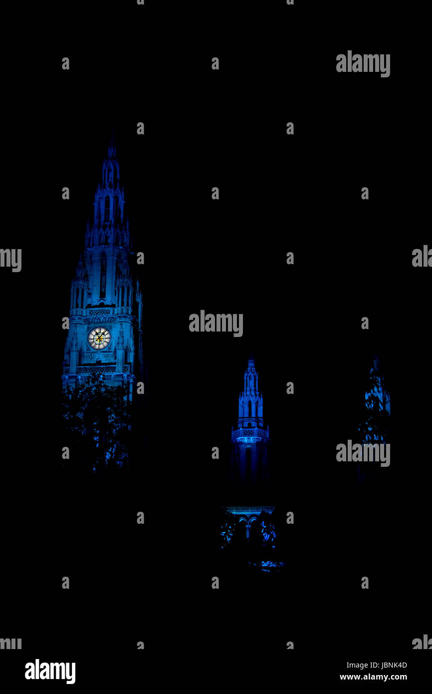 IluminatedTowers des Rathauses in Wien bei Nacht Stockfoto