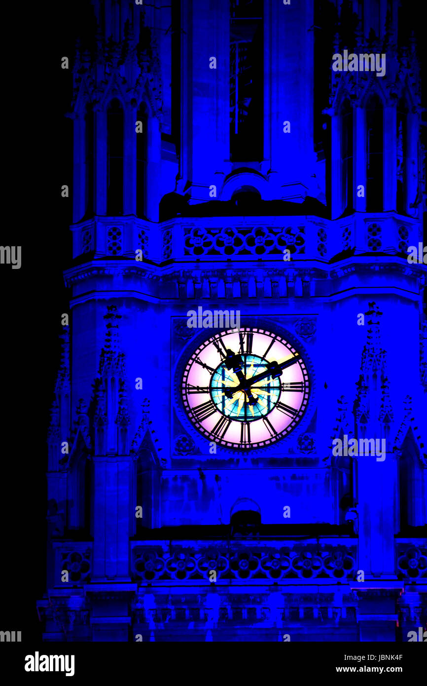 IluminatedTowers des Rathauses in Wien bei Nacht Stockfoto