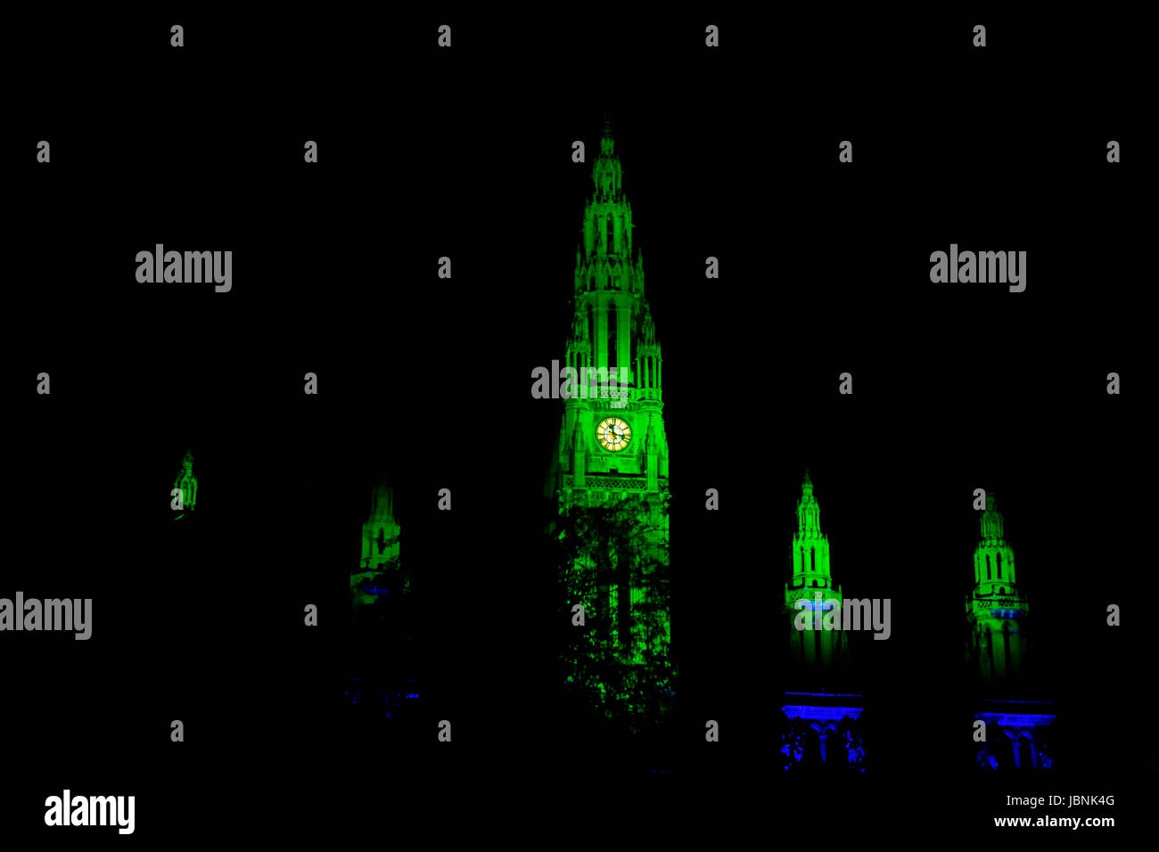IluminatedTowers des Rathauses in Wien bei Nacht Stockfoto