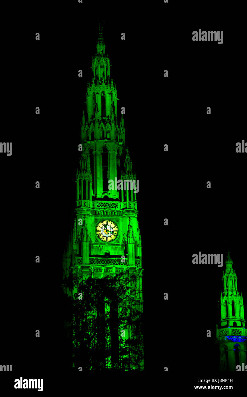 IluminatedTowers des Rathauses in Wien bei Nacht Stockfoto