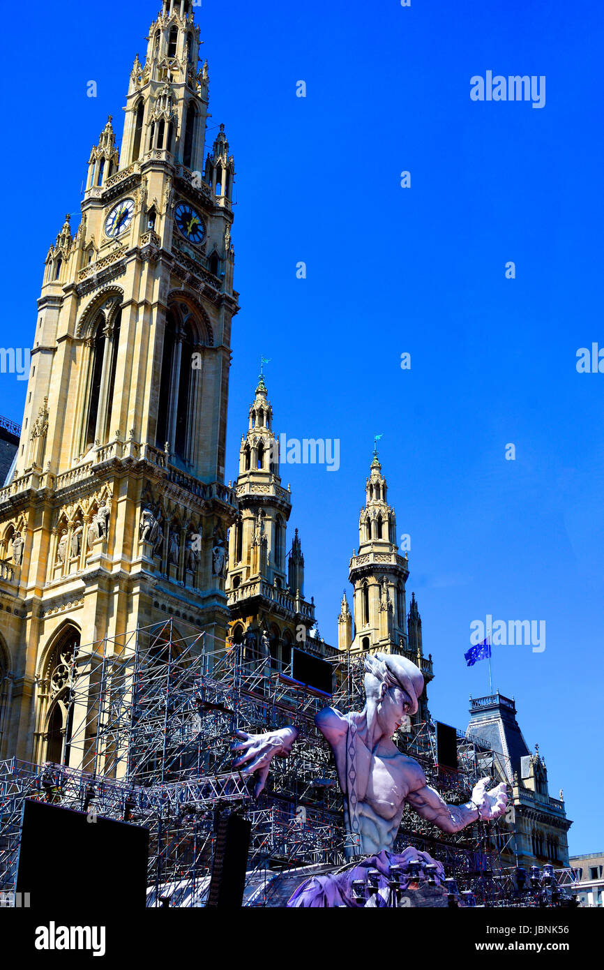 Ansicht der Life Ball 2017-Statue vor dem Rathaus in Wien, Österreich Stockfoto