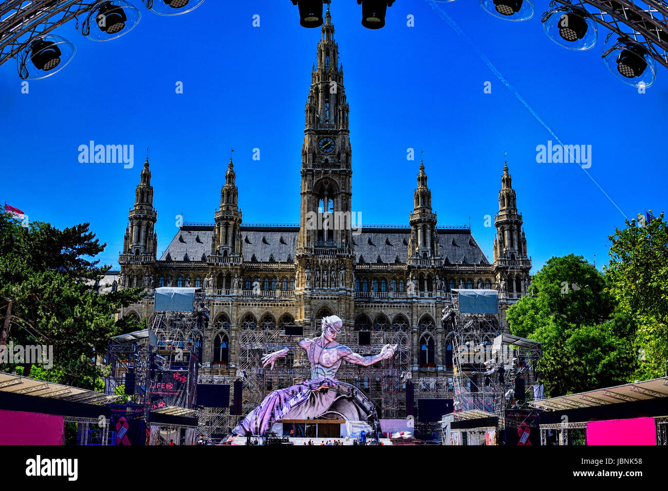 Ansicht der Life Ball 2017-Statue vor dem Rathaus in Wien, Österreich Stockfoto