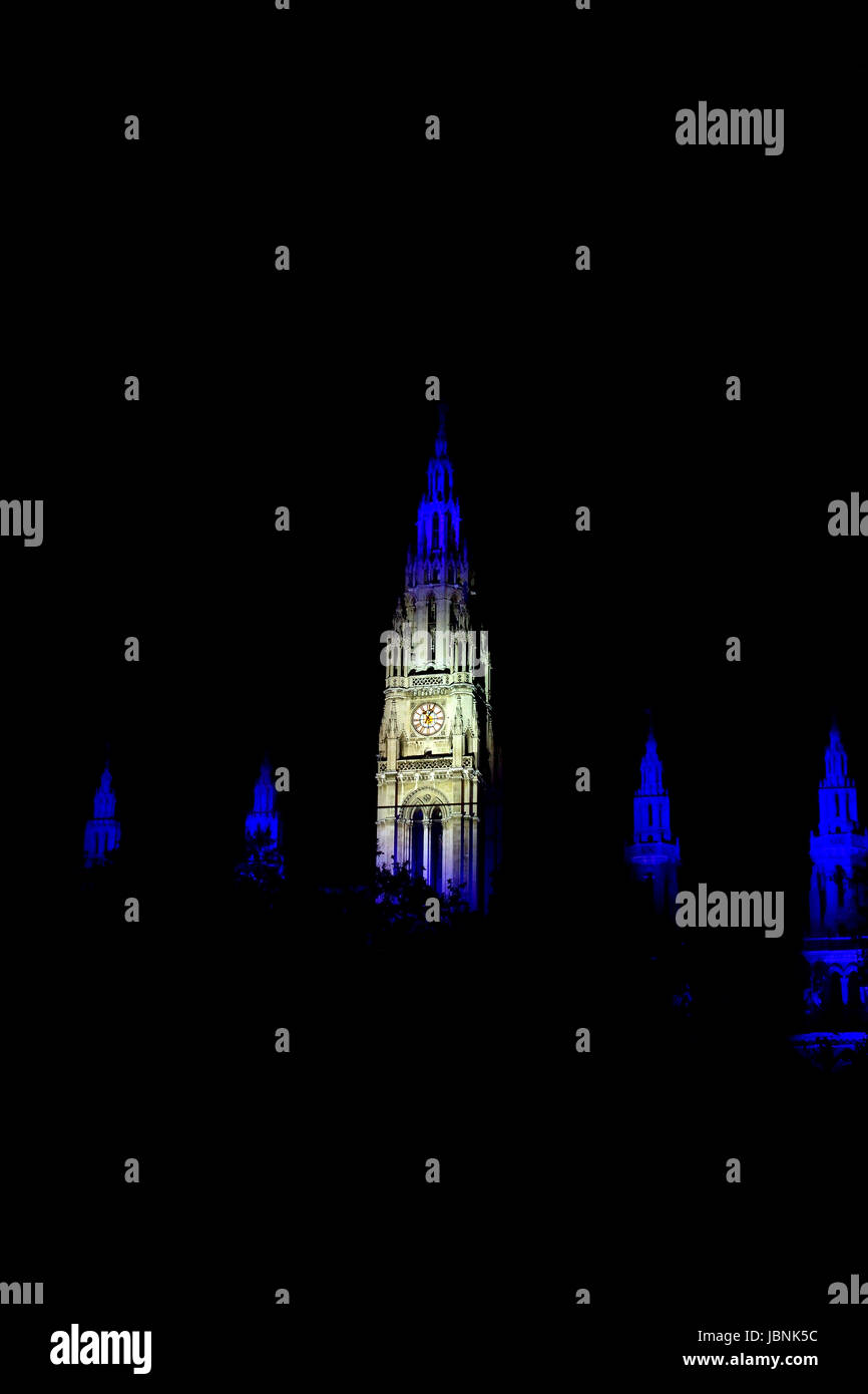 IluminatedTowers des Rathauses in Wien bei Nacht Stockfoto