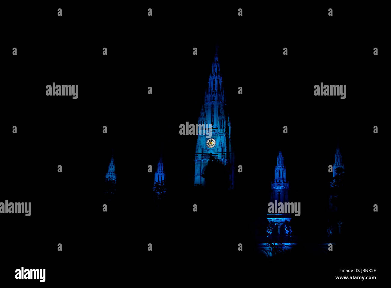 IluminatedTowers des Rathauses in Wien bei Nacht Stockfoto