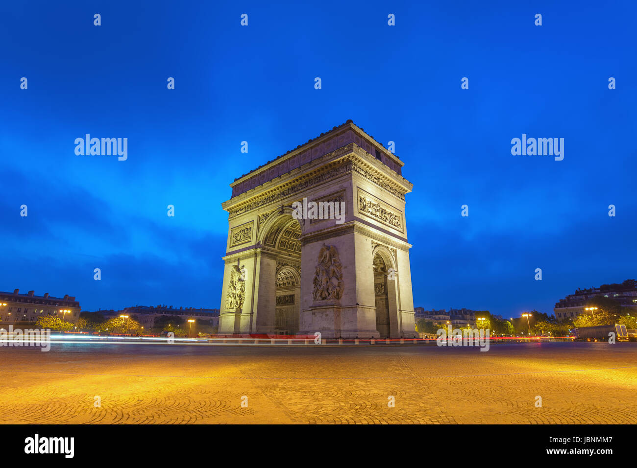 Skyline von Paris Arc de Triomphe und Champs Elysees bei Sonnenaufgang, Paris, Frankreich Stockfoto