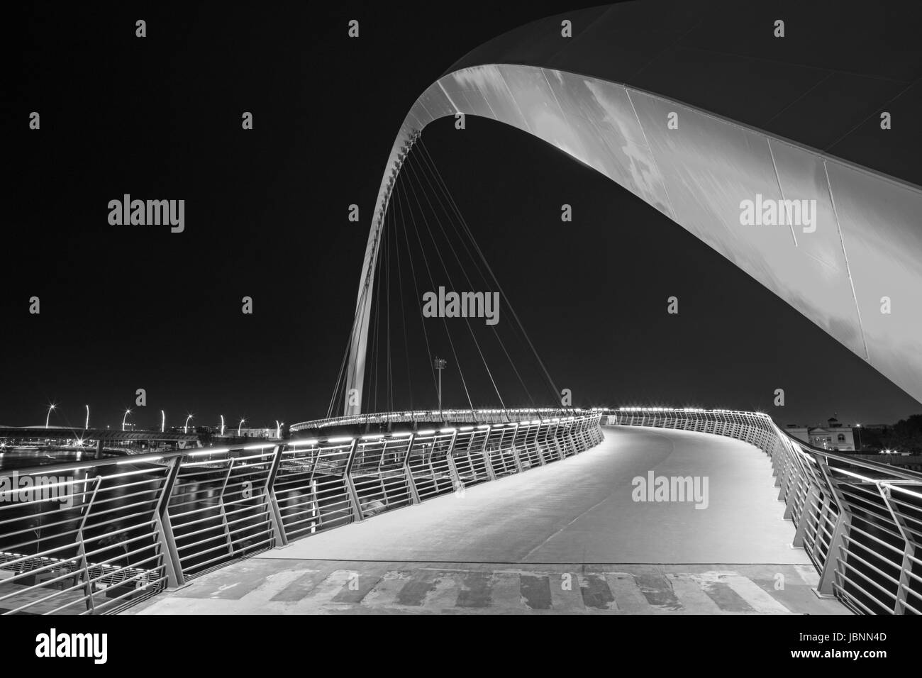 Dubai - die nächtlichen Brücke über den neuen Kanal. Stockfoto