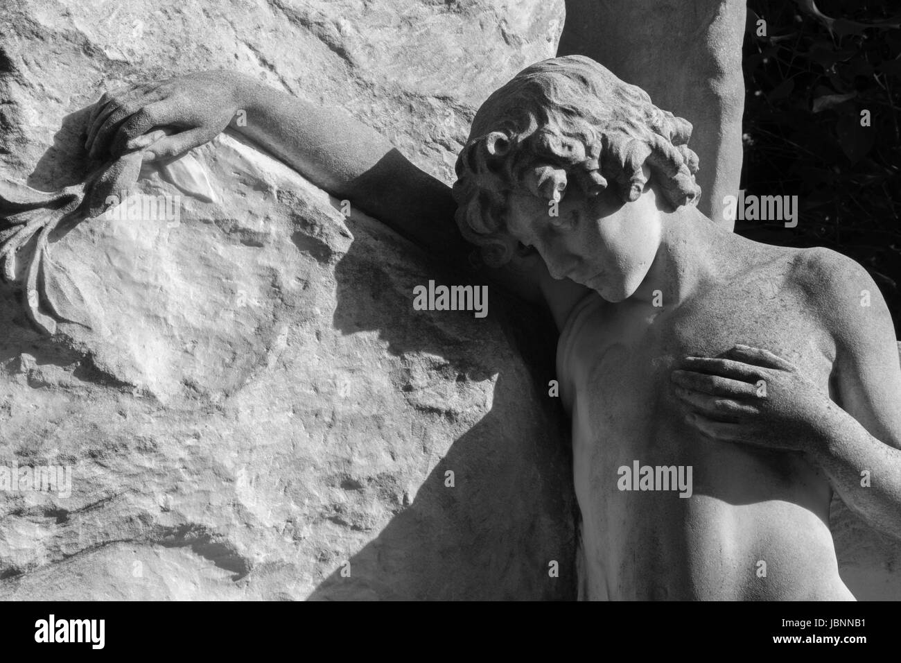 Wien - Juli 27: Traurigkeit von jungen Männern. Detail aus Grab in Centralfriedhoff vom 19. Jhdt. am 27. Juli 2013 Vienna. Stockfoto