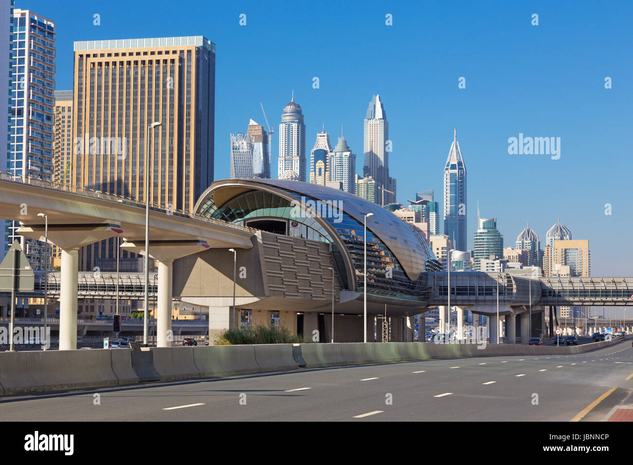 Dubai - die Marina-Türme und die Schienen der Metro. Stockfoto