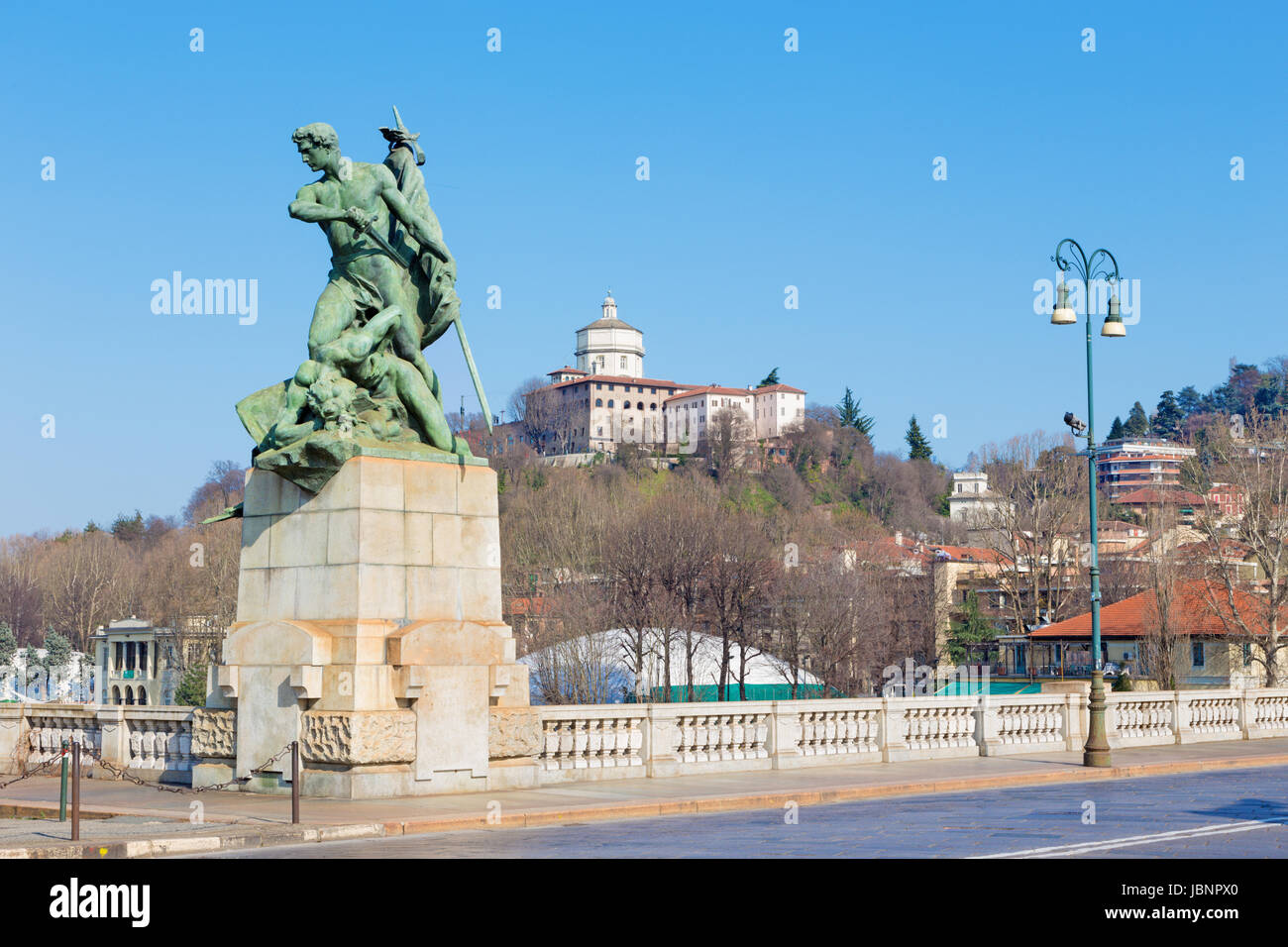 Turin - die Skulptur auf der Brücke Umberto I und das Montieren der Kapuziner. Stockfoto