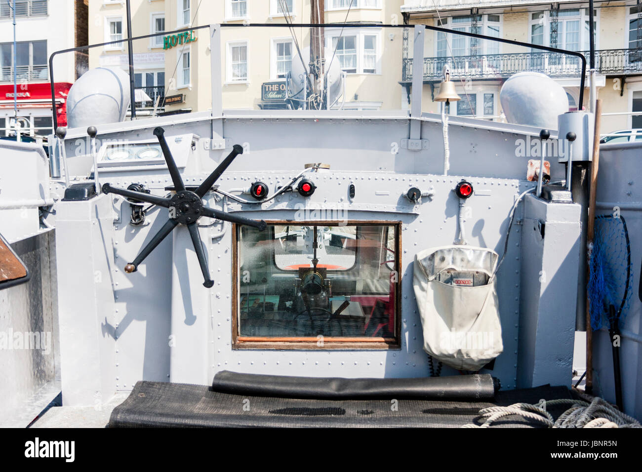 Restaurierte Rhein Patrouillenboot, P22. Öffnen Sie die obere Brücke mit Windschutzscheibe und das Schiff Rad. Stockfoto