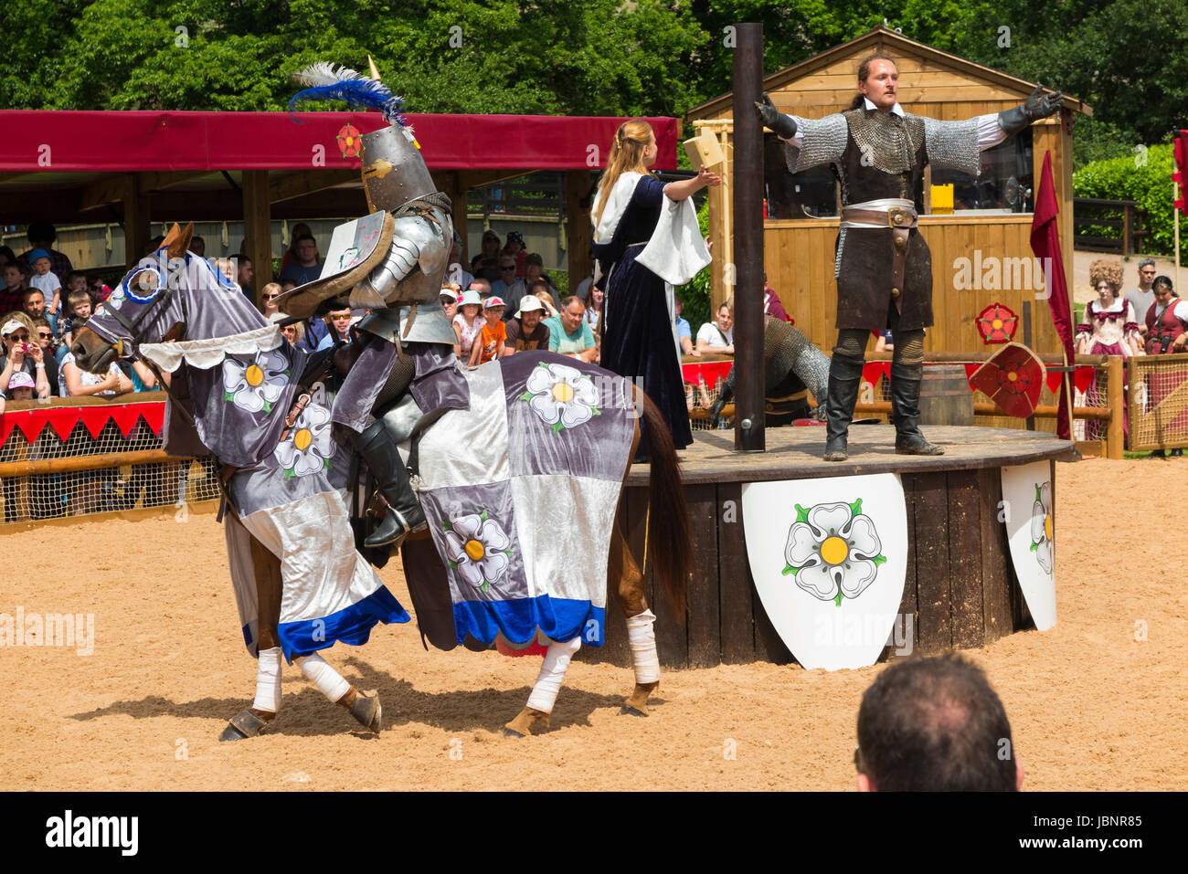 Der Rosenkrieg Ritterturniere Nachstellung der Schlacht trat vor einem Publikum von Touristen im Warwick Castle in Warwickshire. VEREINIGTES KÖNIGREICH. (88) Stockfoto