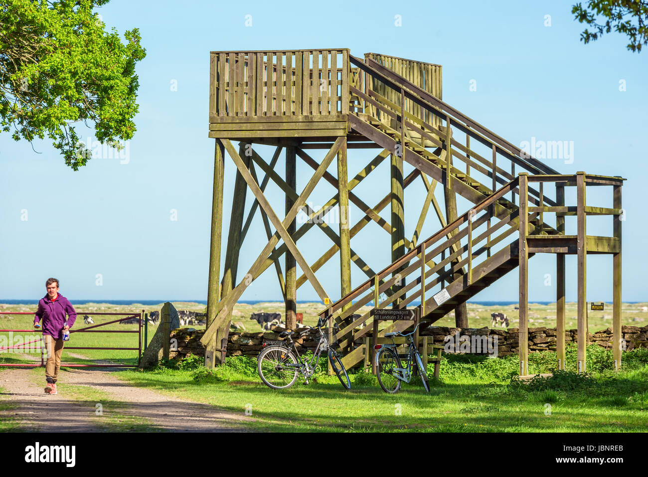 Ottenby, Schweden - 27. Mai 2017: Ökologische Dokumentarfilm. Große Vogelbeobachtung Turm aus Holz mit Rädern unter geparkt. Person zu Fuß in Richtung Stockfoto