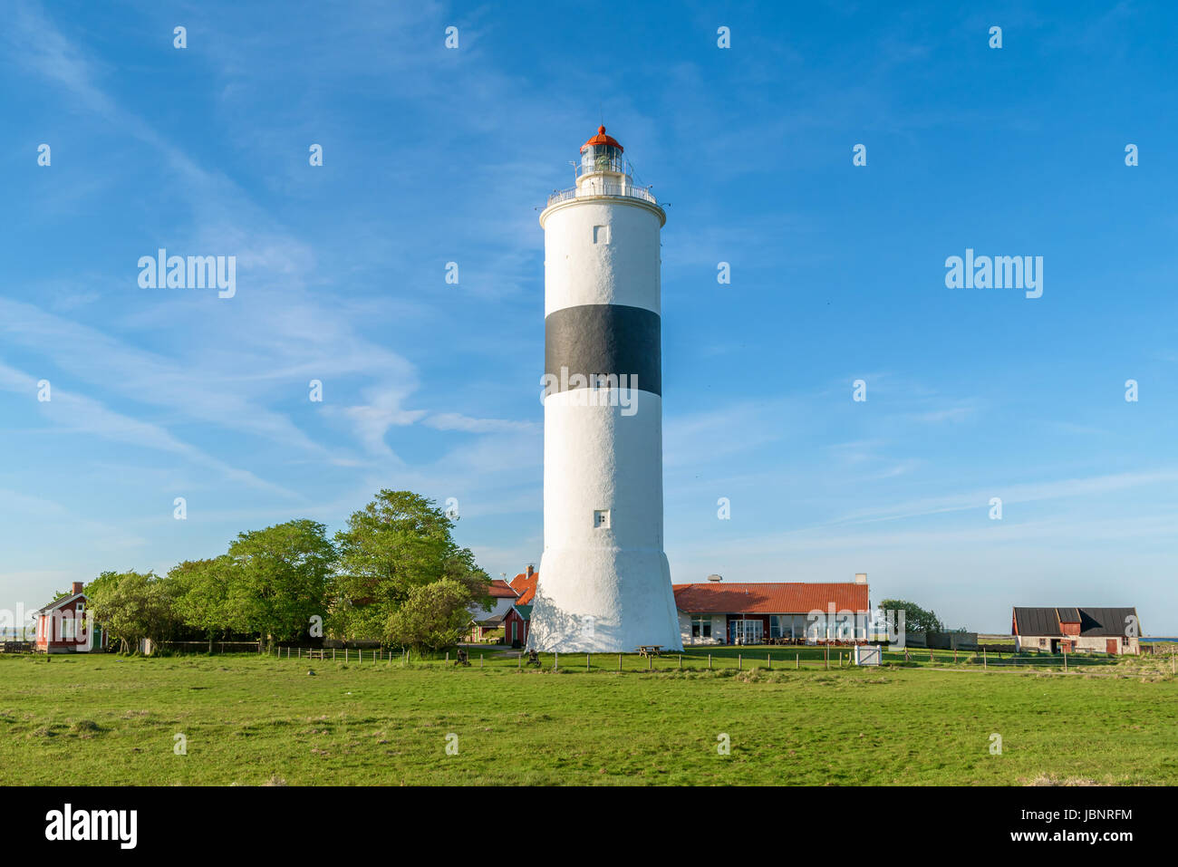 Die hohen Leuchtturm lange Jan auf der Insel Öland in Schweden, mit der umgebenden Landschaft und Gebäude auf einen schönen sonnigen Abend gesehen. Stockfoto