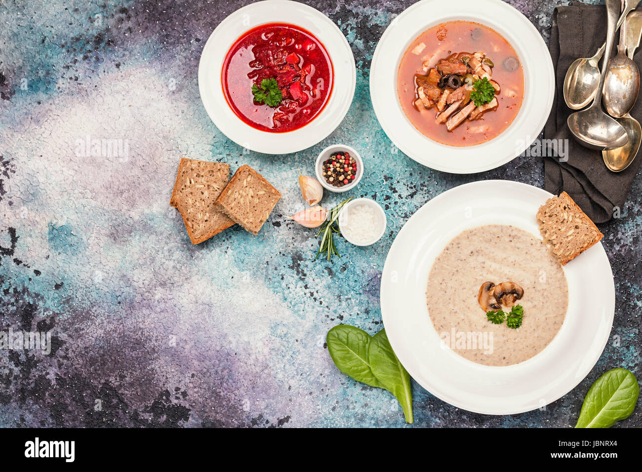 Drei Schüsseln mit verschiedenen Suppen Stockfoto