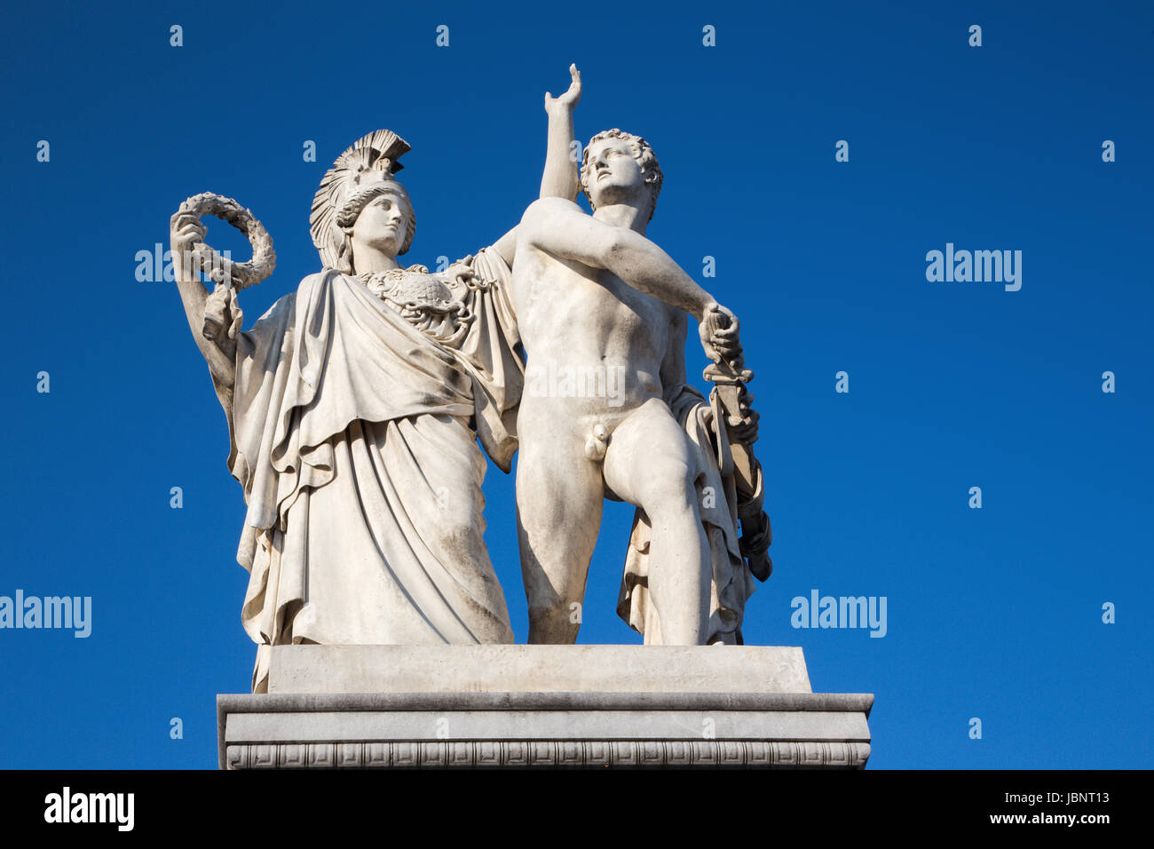 BERLIN, Deutschland, Februar - 13, 2017: Die Skulptur auf der Schlossbruecke - führt Athena den jungen Krieger in den Kampf (Pallas Athene Führt Den jun Stockfoto