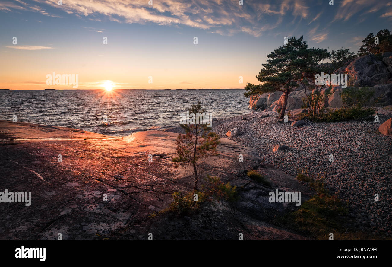 Malerische Landschaft mit Sonnenuntergang und Meer am Sommerabend in Finnland Stockfoto
