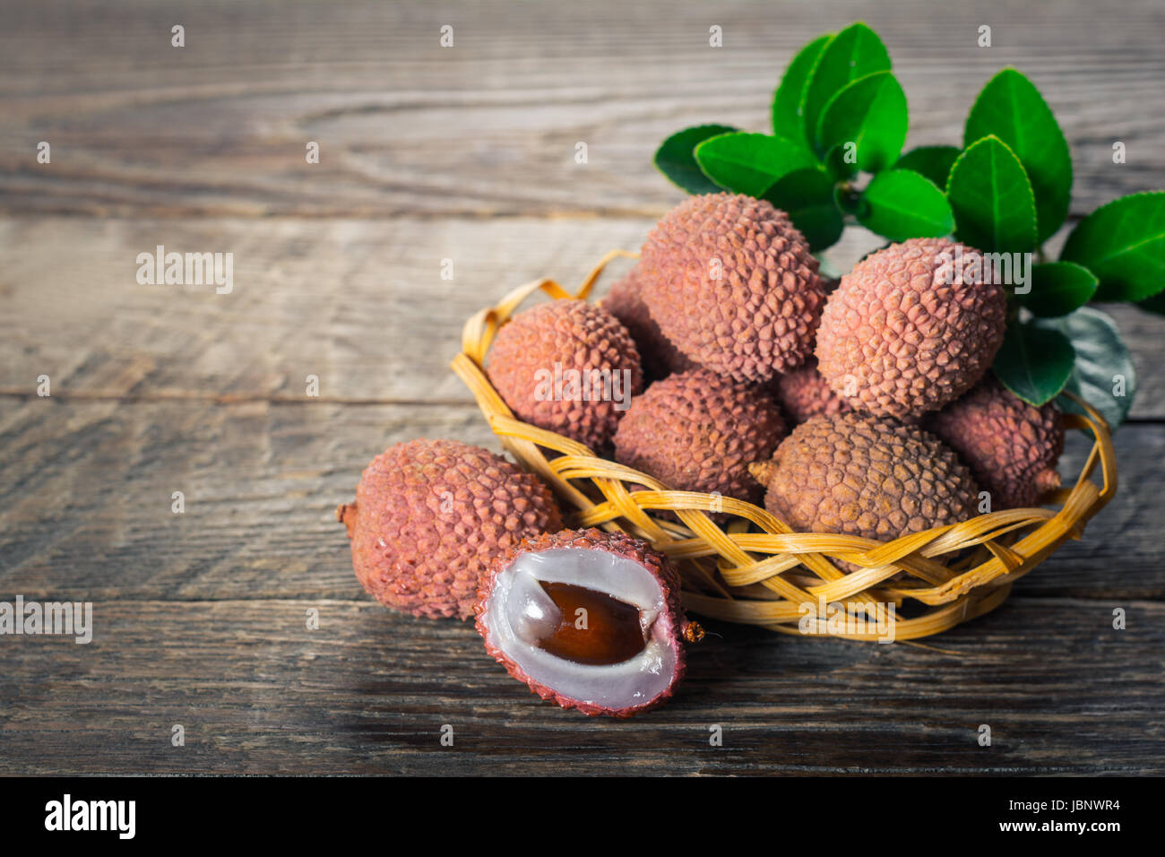 Litschis Früchten auf hölzernen Hintergrund Stockfoto