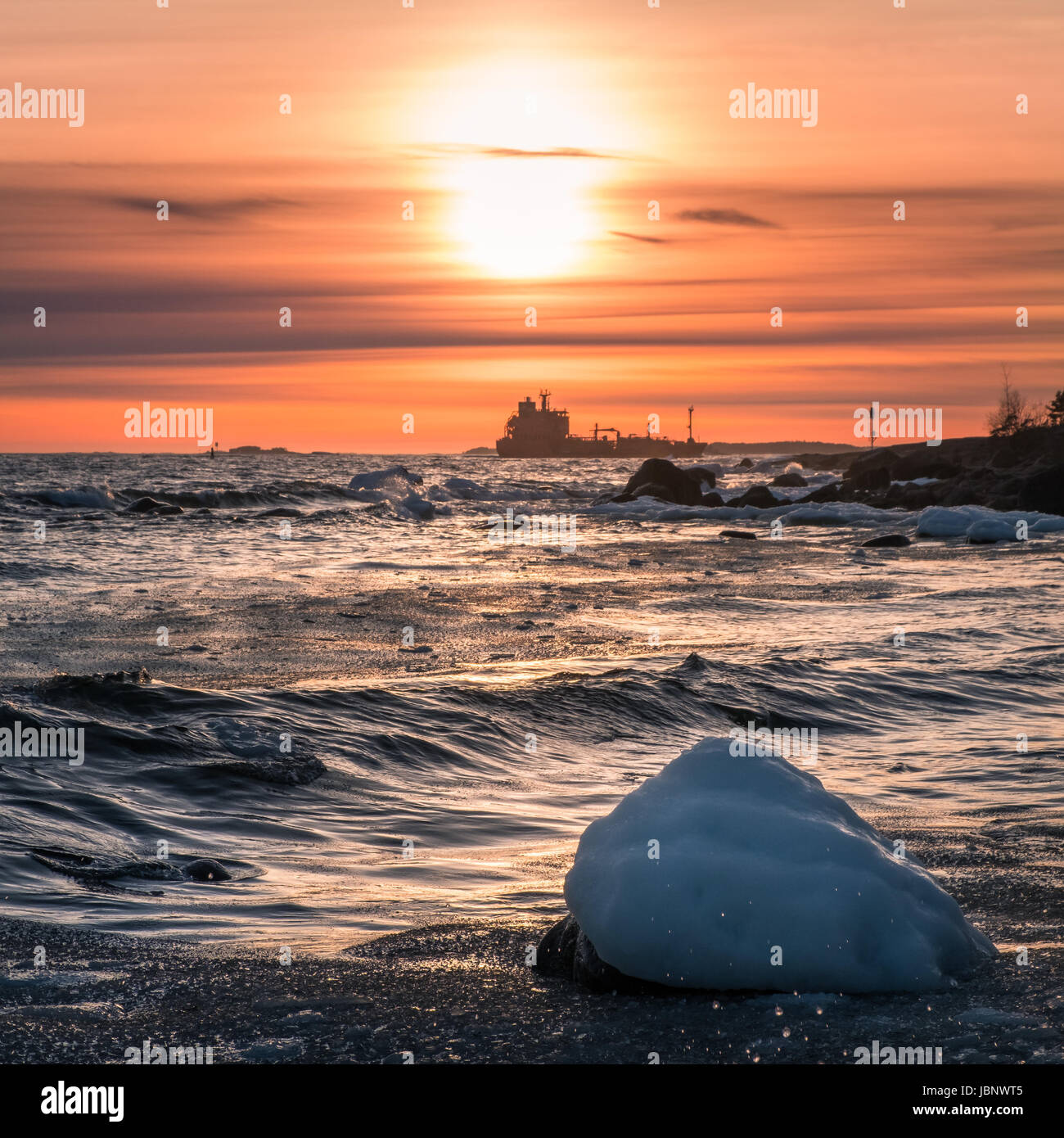 Malerische Landschaft mit Meer, Sonnenuntergang und Schiff Silhouette im winter Stockfoto