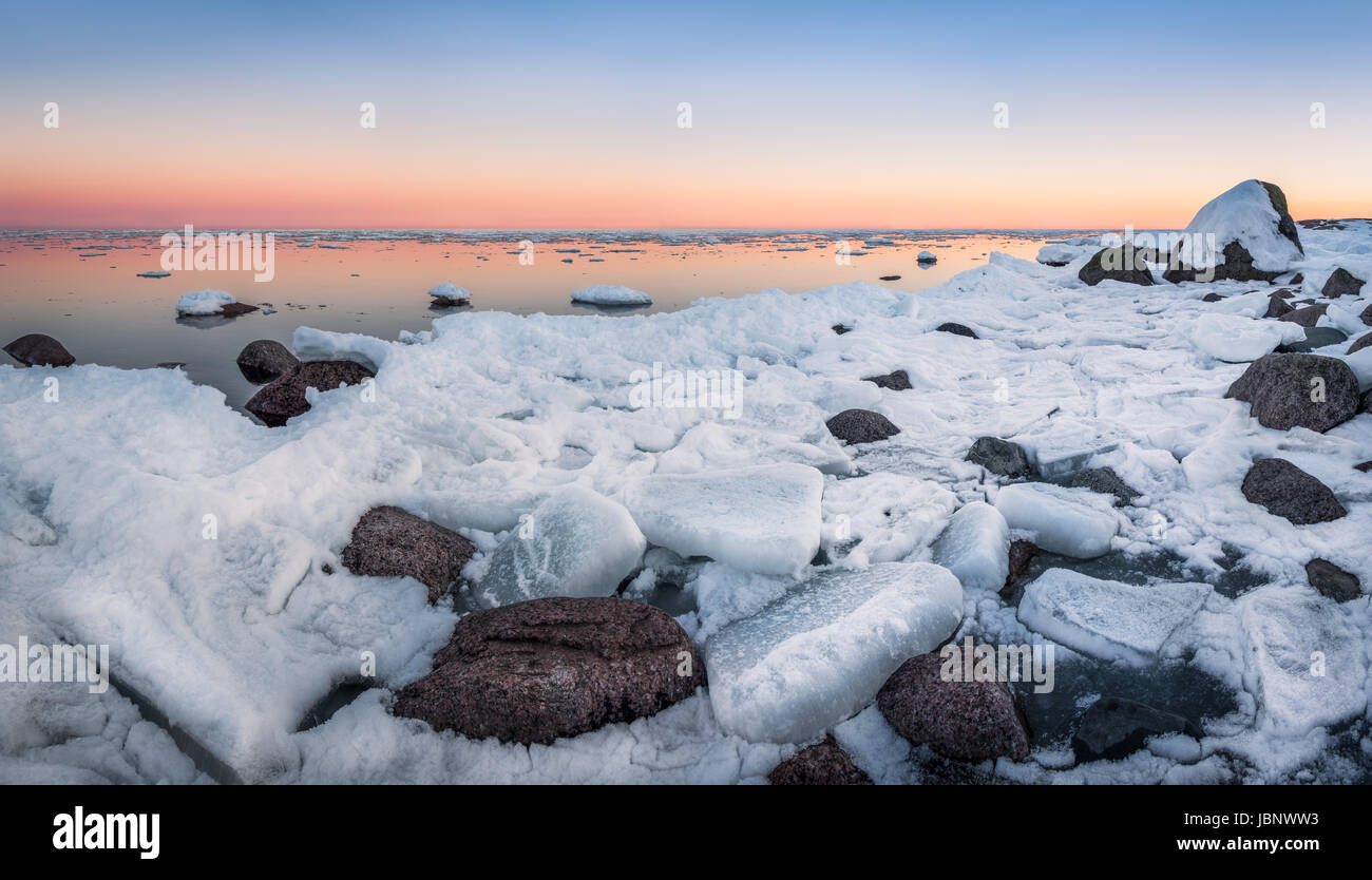 Malerische Landschaft mit Meer und Sonnenuntergang im winter Stockfoto